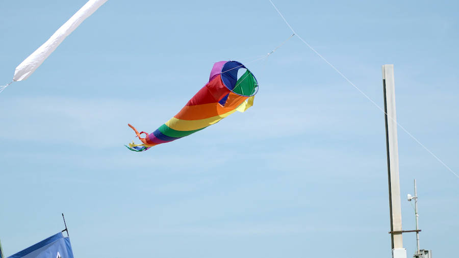 Todo tipo de animales, formas, figuras y banderas ha sobre volado el cielo de Valencia en el XXI Festival de Milotxes que se ha celebrado este fin de semana en la playa del Cabanyal. Alrededor de 100 participantes provenientes de Alemania, Chile y Argentina, junto a los pilotos valencianos y del resto de España, han competido en las modalidades de exhibición de vuelo acrobático individual, vuelo acrobático en equipo, y mejor cometa estática de construcción propia.