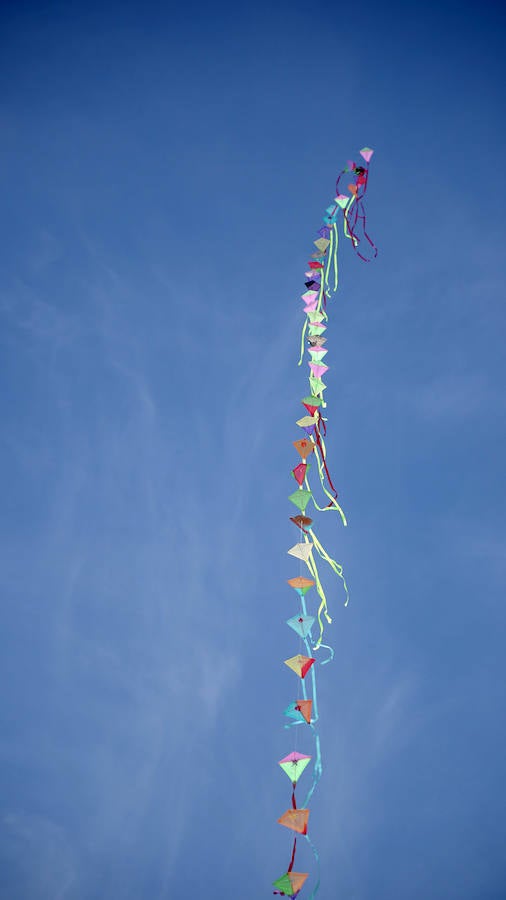 Todo tipo de animales, formas, figuras y banderas ha sobre volado el cielo de Valencia en el XXI Festival de Milotxes que se ha celebrado este fin de semana en la playa del Cabanyal. Alrededor de 100 participantes provenientes de Alemania, Chile y Argentina, junto a los pilotos valencianos y del resto de España, han competido en las modalidades de exhibición de vuelo acrobático individual, vuelo acrobático en equipo, y mejor cometa estática de construcción propia.