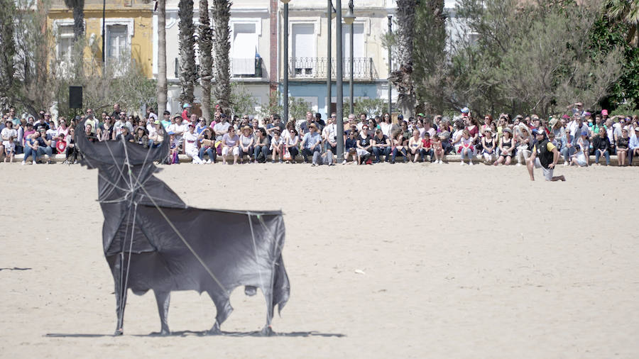 Todo tipo de animales, formas, figuras y banderas ha sobre volado el cielo de Valencia en el XXI Festival de Milotxes que se ha celebrado este fin de semana en la playa del Cabanyal. Alrededor de 100 participantes provenientes de Alemania, Chile y Argentina, junto a los pilotos valencianos y del resto de España, han competido en las modalidades de exhibición de vuelo acrobático individual, vuelo acrobático en equipo, y mejor cometa estática de construcción propia.
