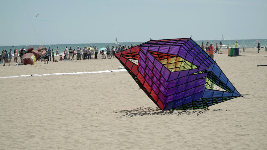 Todo tipo de animales, formas, figuras y banderas ha sobre volado el cielo de Valencia en el XXI Festival de Milotxes que se ha celebrado este fin de semana en la playa del Cabanyal. Alrededor de 100 participantes provenientes de Alemania, Chile y Argentina, junto a los pilotos valencianos y del resto de España, han competido en las modalidades de exhibición de vuelo acrobático individual, vuelo acrobático en equipo, y mejor cometa estática de construcción propia.