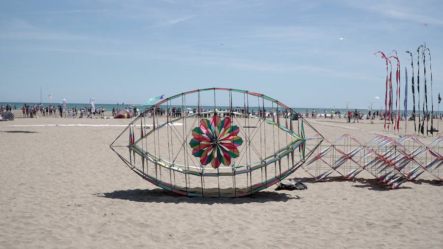 Todo tipo de animales, formas, figuras y banderas ha sobre volado el cielo de Valencia en el XXI Festival de Milotxes que se ha celebrado este fin de semana en la playa del Cabanyal. Alrededor de 100 participantes provenientes de Alemania, Chile y Argentina, junto a los pilotos valencianos y del resto de España, han competido en las modalidades de exhibición de vuelo acrobático individual, vuelo acrobático en equipo, y mejor cometa estática de construcción propia.