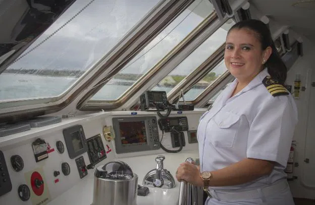 La ecuatoriana Nathaly Albán está destinada en un crucero de expedición en las Galápagos. 