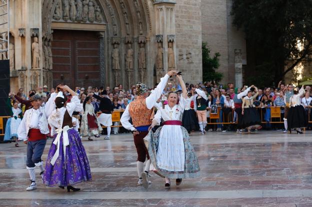 Participantes en la dansà de la Virgen durante las sesiones organizadas ayer. 