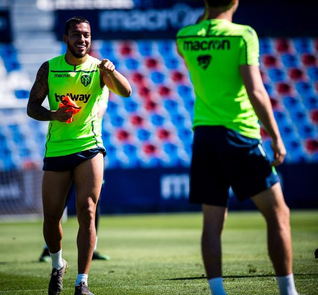 Ruben Vezo sonríe durante el entrenamiento de ayer en el Ciutat de València.  