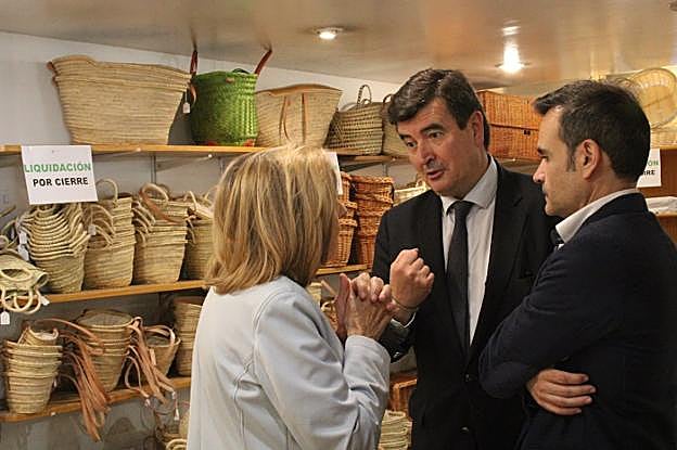 Giner y Pardo conversan con una comerciante. 