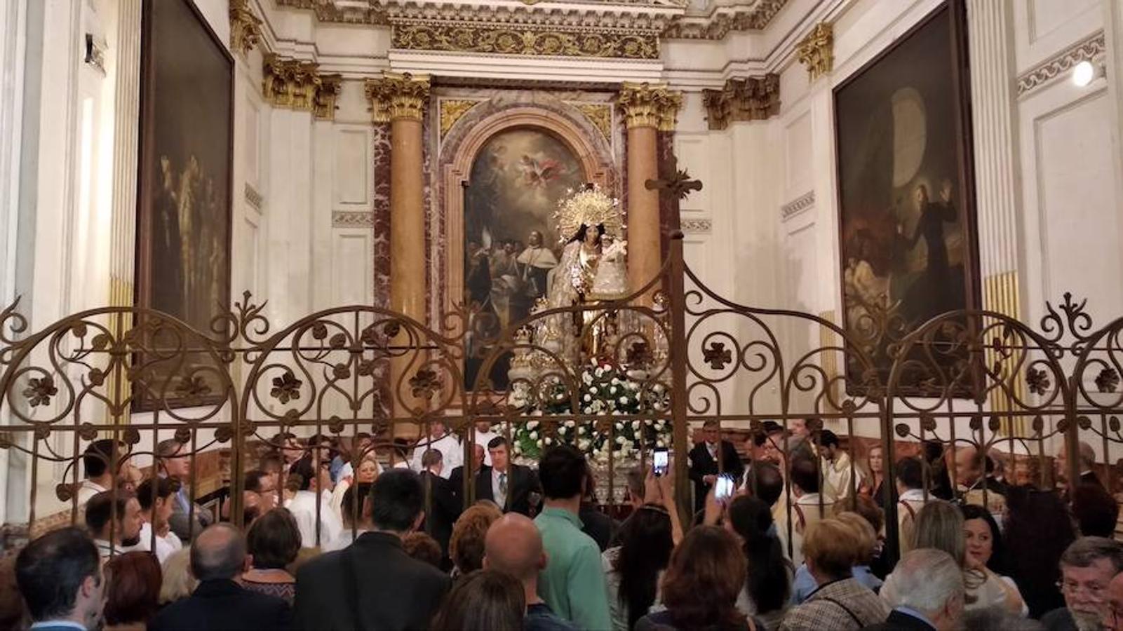 Un centenar de asociaciones cívicas y confesionales acompañan a la Virgen de los Desamparados en la procesión general que recorre esta tarde las calles del centro histórico de Valencia.