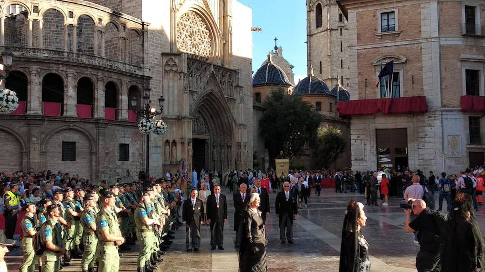 Un centenar de asociaciones cívicas y confesionales acompañan a la Virgen de los Desamparados en la procesión general que recorre esta tarde las calles del centro histórico de Valencia.