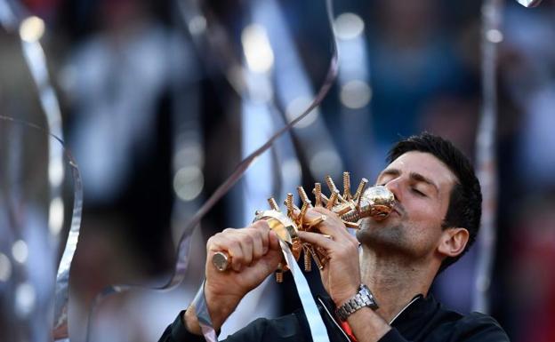 Djokovic celebra el triunfo en la final del Mutua Madrid Open.