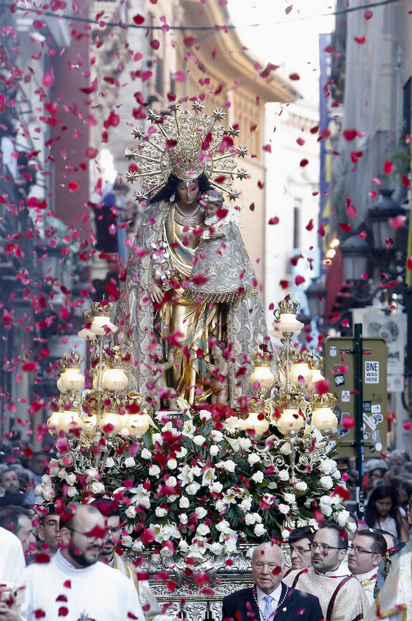 Un centenar de asociaciones cívicas y confesionales acompañan a la Virgen de los Desamparados en la procesión general que recorre esta tarde las calles del centro histórico de Valencia.
