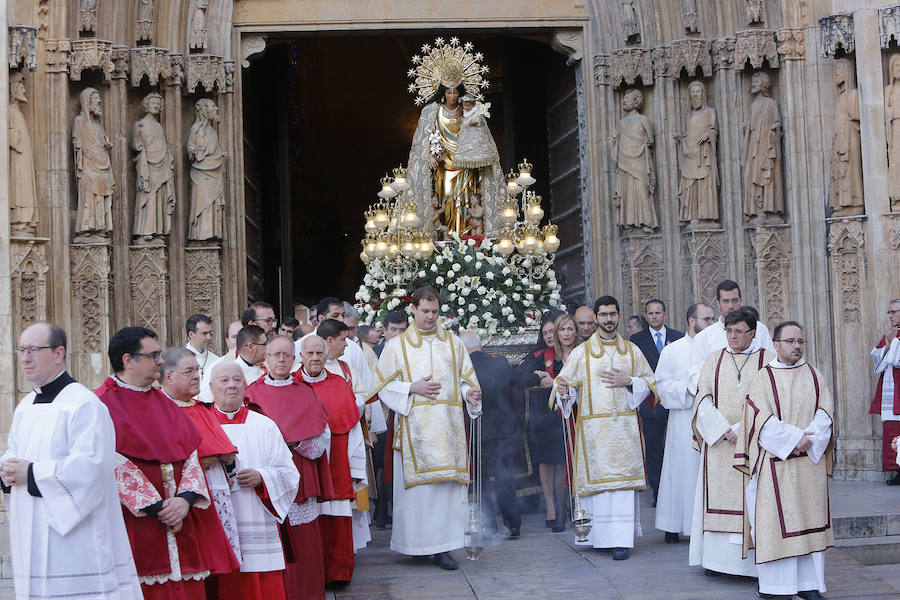 Un centenar de asociaciones cívicas y confesionales acompañan a la Virgen de los Desamparados en la procesión general que recorre esta tarde las calles del centro histórico de Valencia.