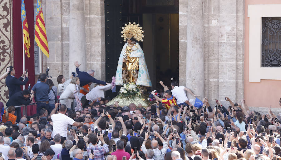 Traslado de la Mare de Déu, la Virgen de los Desamparados, en 2019. Un momento del traslado entre la basílica y la catedral de Valencia, celebrado después de la Misa de Infantes.