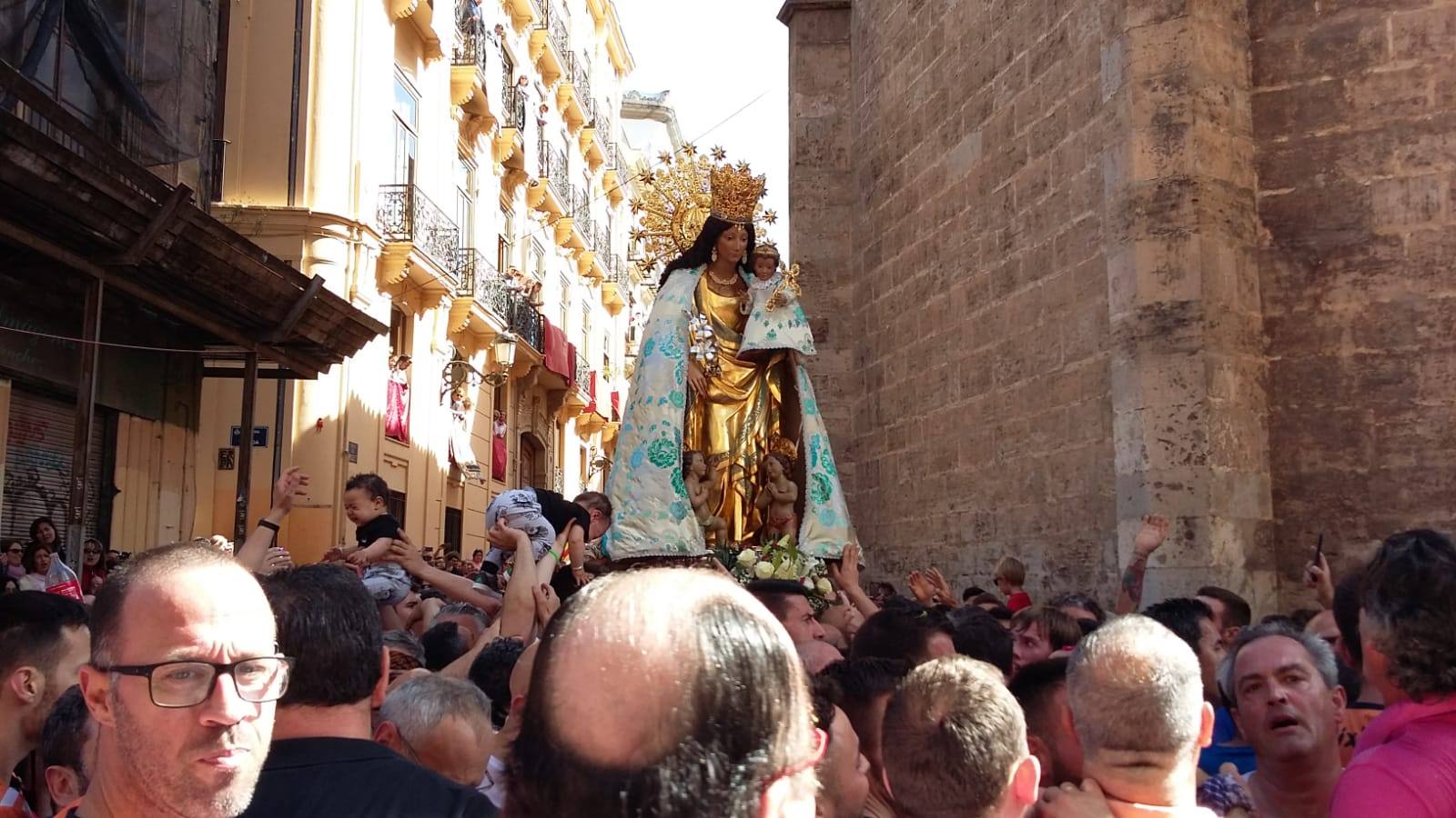 Traslado de la Mare de Déu, la Virgen de los Desamparados, en 2019. Un momento del traslado entre la basílica y la catedral de Valencia, celebrado después de la Misa de Infantes.