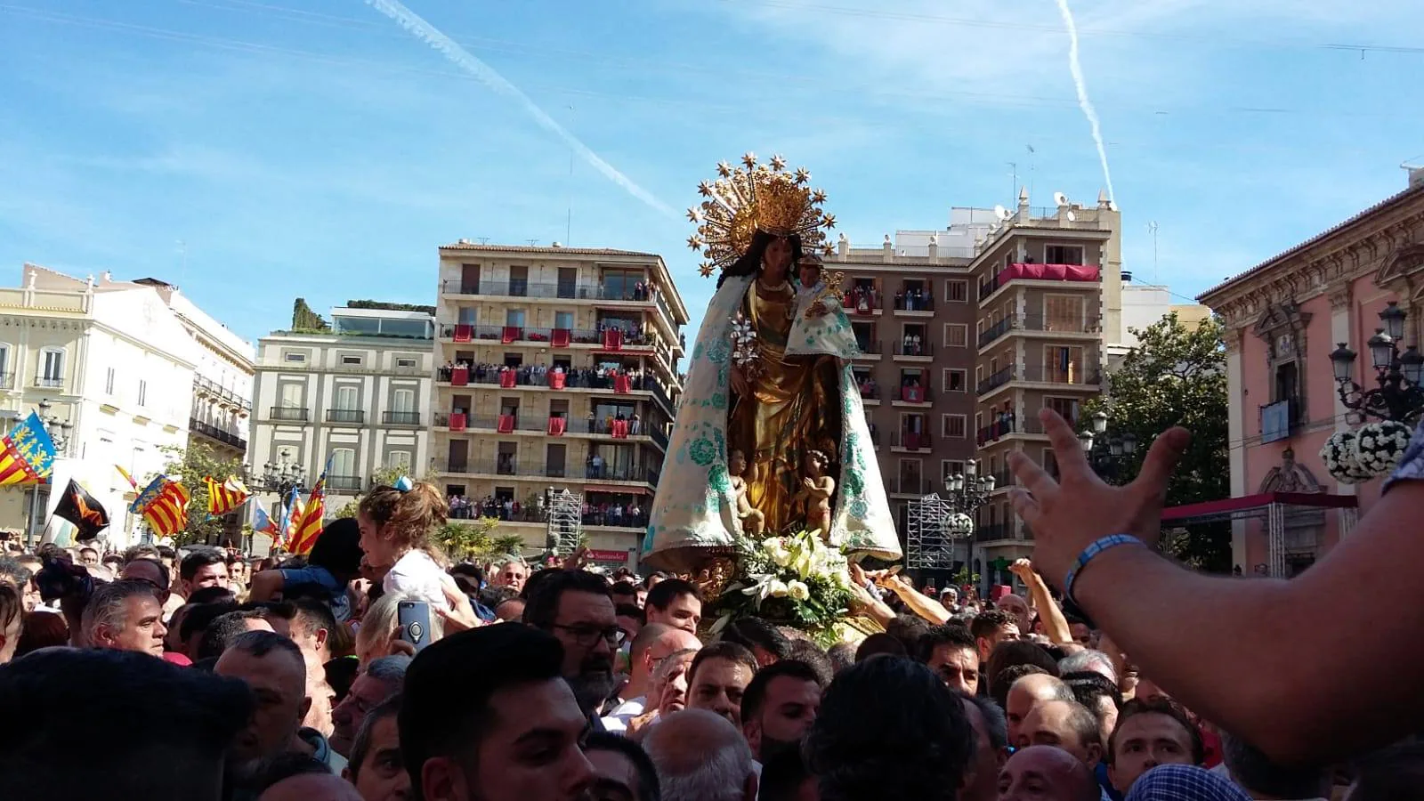 Traslado de la Mare de Déu, la Virgen de los Desamparados, en 2019. Un momento del traslado entre la basílica y la catedral de Valencia, celebrado después de la Misa de Infantes.