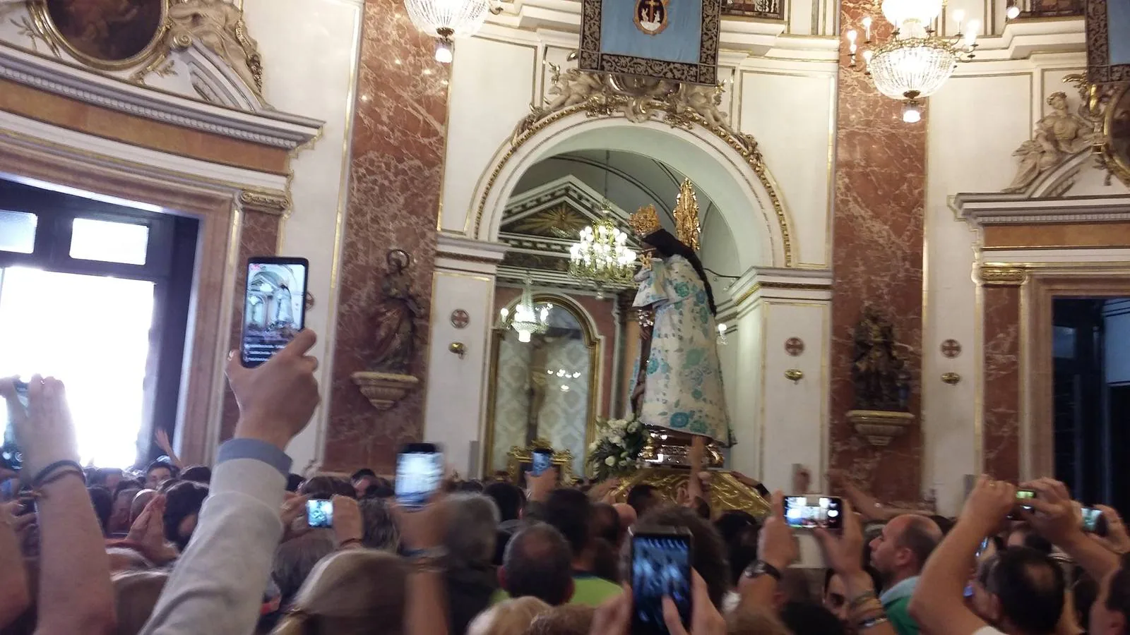 Traslado de la Mare de Déu, la Virgen de los Desamparados, en 2019. Un momento del traslado entre la basílica y la catedral de Valencia, celebrado después de la Misa de Infantes.