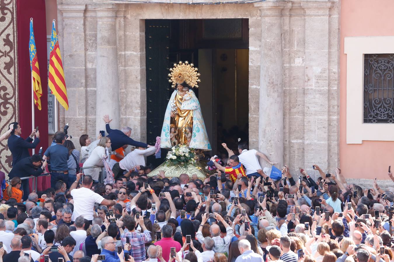 Traslado de la Mare de Déu, la Virgen de los Desamparados, en 2019. Un momento del traslado entre la basílica y la catedral de Valencia.