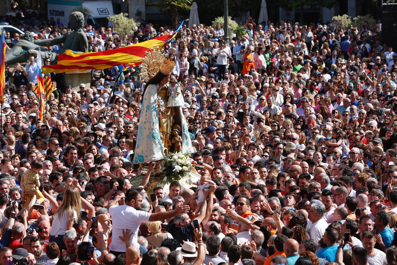 Traslado de la Mare de Déu, la Virgen de los Desamparados, en 2019. Un momento del traslado entre la basílica y la catedral de Valencia.