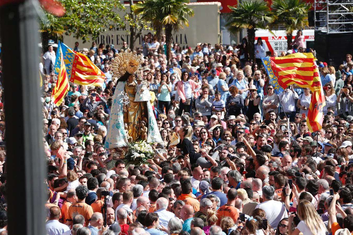 Traslado de la Mare de Déu, la Virgen de los Desamparados, en 2019. Un momento del traslado entre la basílica y la catedral de Valencia.