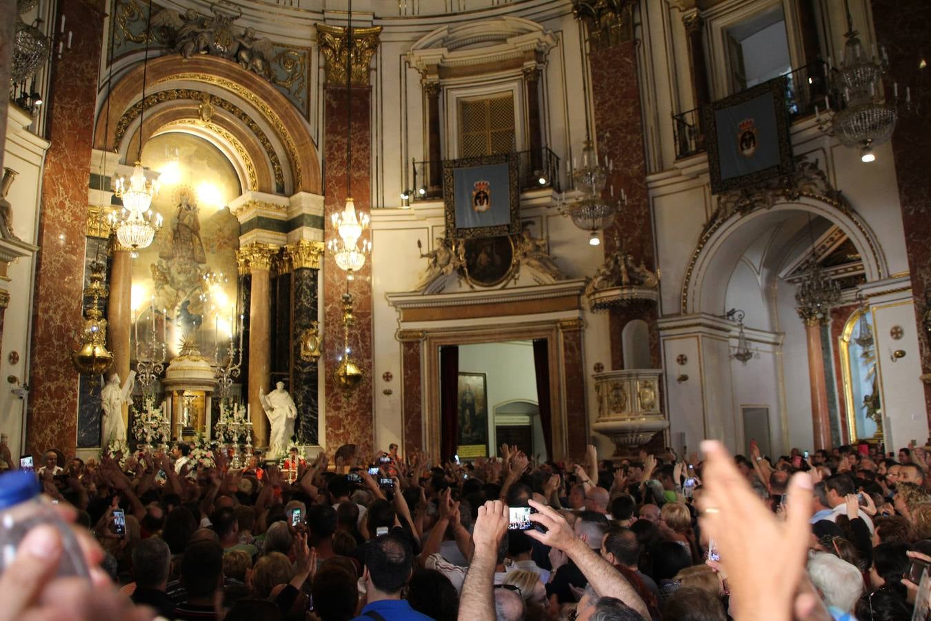 Traslado de la Mare de Déu, la Virgen de los Desamparados, en 2019. Un momento del traslado entre la basílica y la catedral de Valencia, celebrado después de la Misa de Infantes.