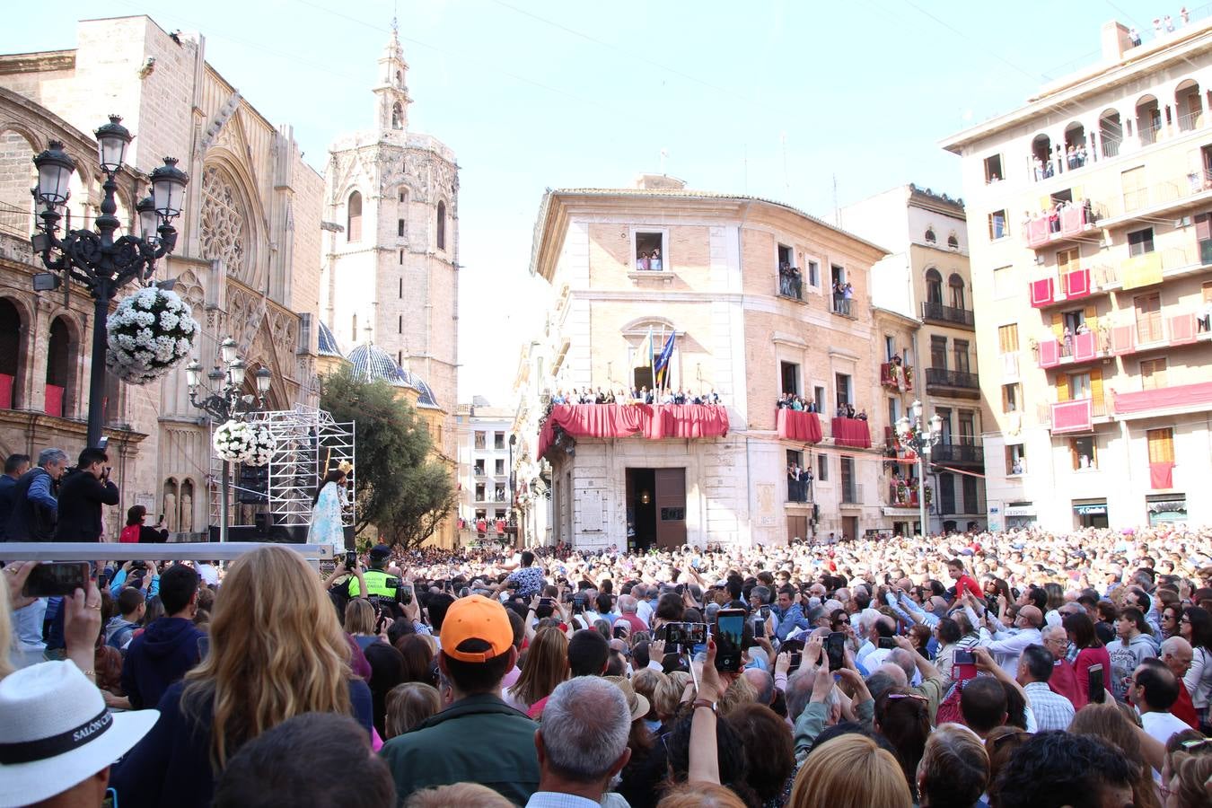 Traslado de la Mare de Déu, la Virgen de los Desamparados, en 2019. Un momento del traslado entre la basílica y la catedral de Valencia, celebrado después de la Misa de Infantes.