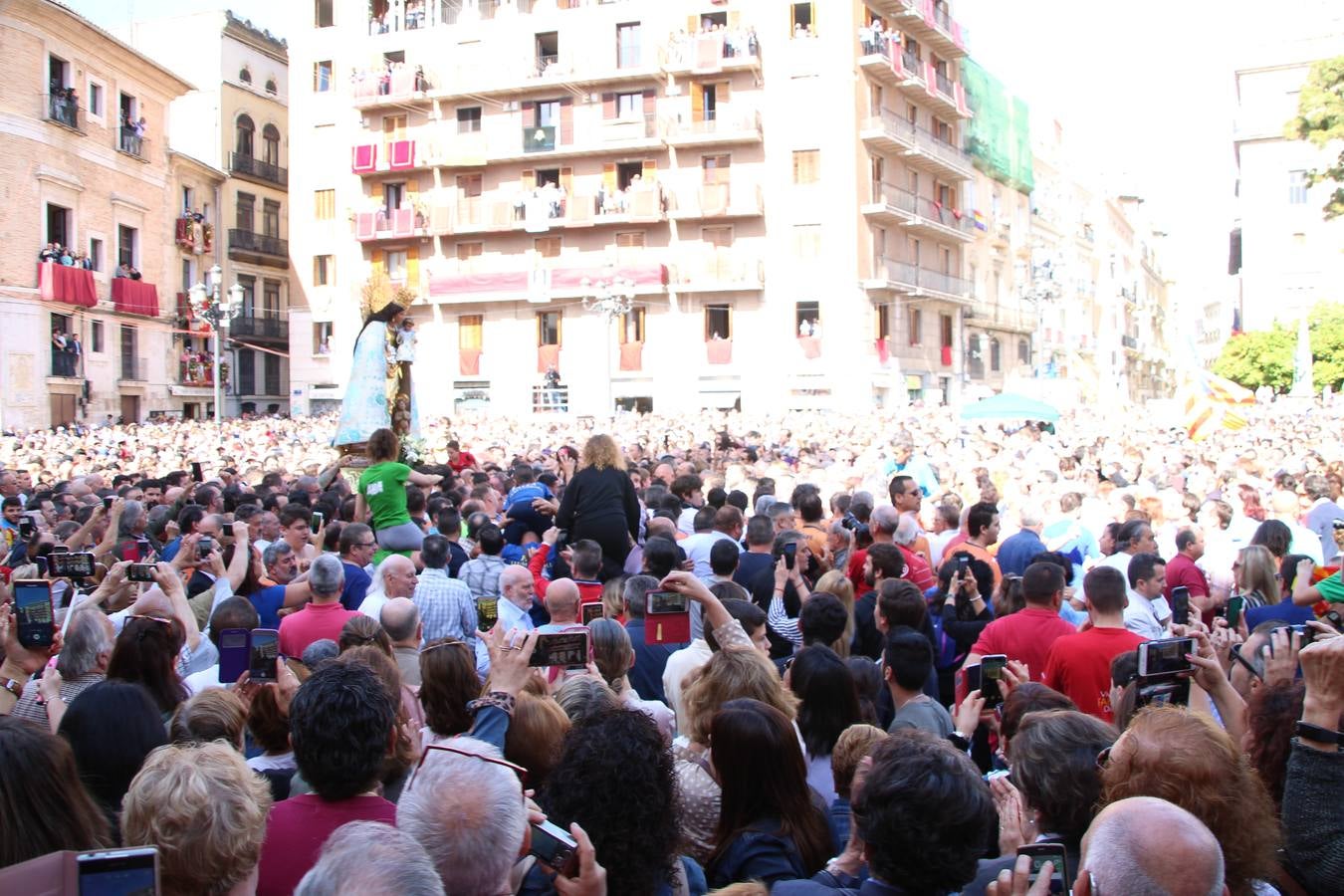 Traslado de la Mare de Déu, la Virgen de los Desamparados, en 2019. Un momento del traslado entre la basílica y la catedral de Valencia, celebrado después de la Misa de Infantes.