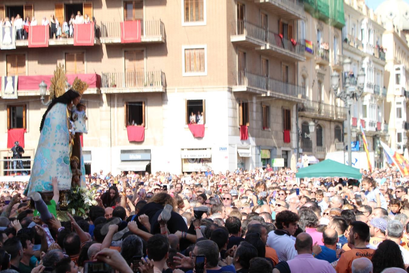 Traslado de la Mare de Déu, la Virgen de los Desamparados, en 2019. Un momento del traslado entre la basílica y la catedral de Valencia, celebrado después de la Misa de Infantes.