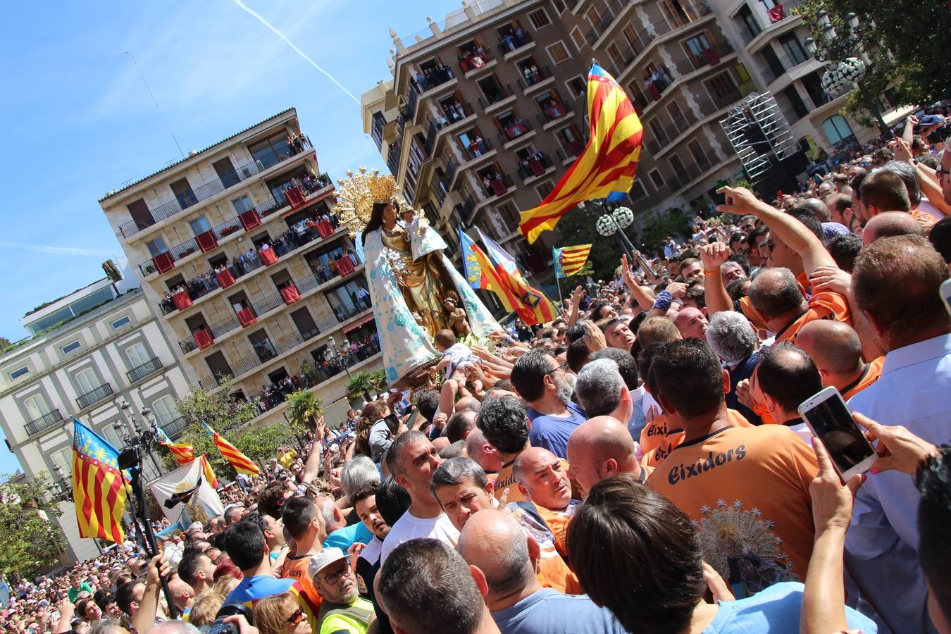 Traslado de la Mare de Déu, la Virgen de los Desamparados, en 2019. Un momento del traslado entre la basílica y la catedral de Valencia, celebrado después de la Misa de Infantes.