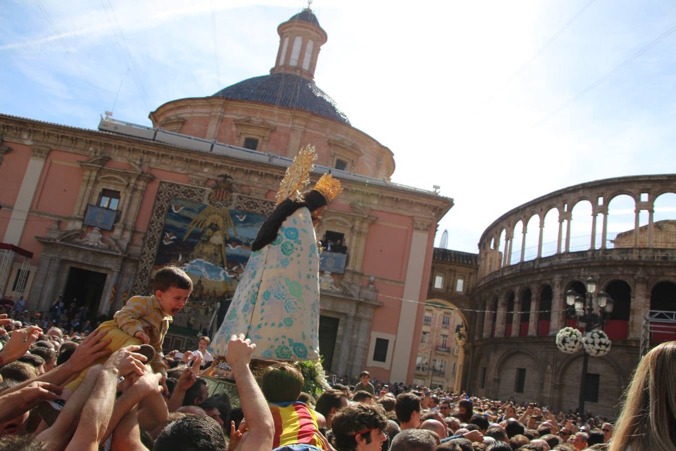 Traslado de la Mare de Déu, la Virgen de los Desamparados, en 2019. Un momento del traslado entre la basílica y la catedral de Valencia, celebrado después de la Misa de Infantes.