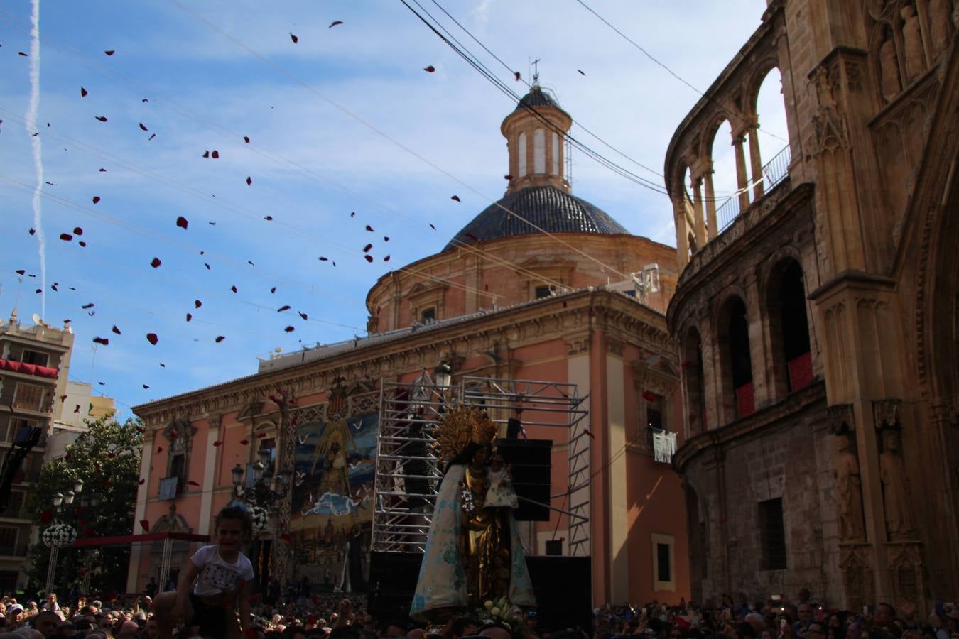 Traslado de la Mare de Déu, la Virgen de los Desamparados, en 2019. Un momento del traslado entre la basílica y la catedral de Valencia, celebrado después de la Misa de Infantes.