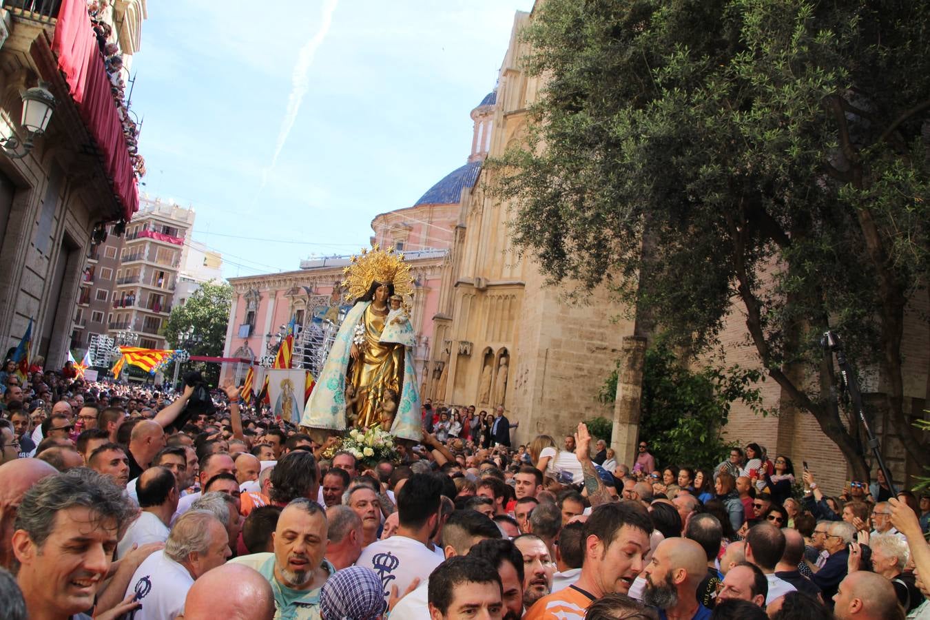 Traslado de la Mare de Déu, la Virgen de los Desamparados, en 2019. Un momento del traslado entre la basílica y la catedral de Valencia, celebrado después de la Misa de Infantes.