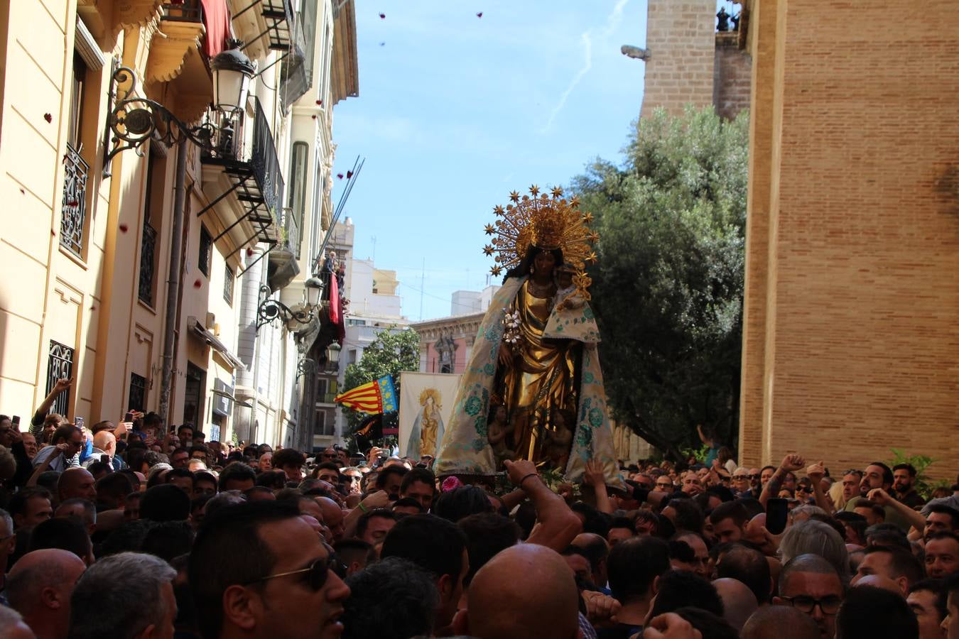 Traslado de la Mare de Déu, la Virgen de los Desamparados, en 2019. Un momento del traslado entre la basílica y la catedral de Valencia, celebrado después de la Misa de Infantes.