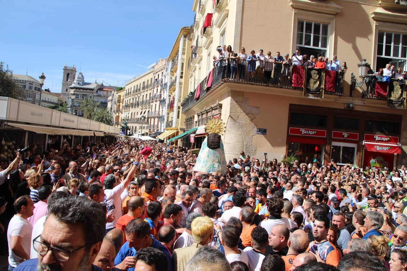 Traslado de la Mare de Déu, la Virgen de los Desamparados, en 2019. Un momento del traslado entre la basílica y la catedral de Valencia, celebrado después de la Misa de Infantes.