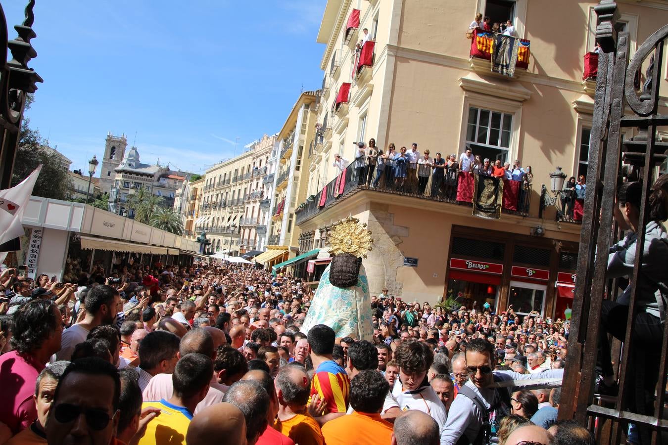 Traslado de la Mare de Déu, la Virgen de los Desamparados, en 2019. Un momento del traslado entre la basílica y la catedral de Valencia, celebrado después de la Misa de Infantes.