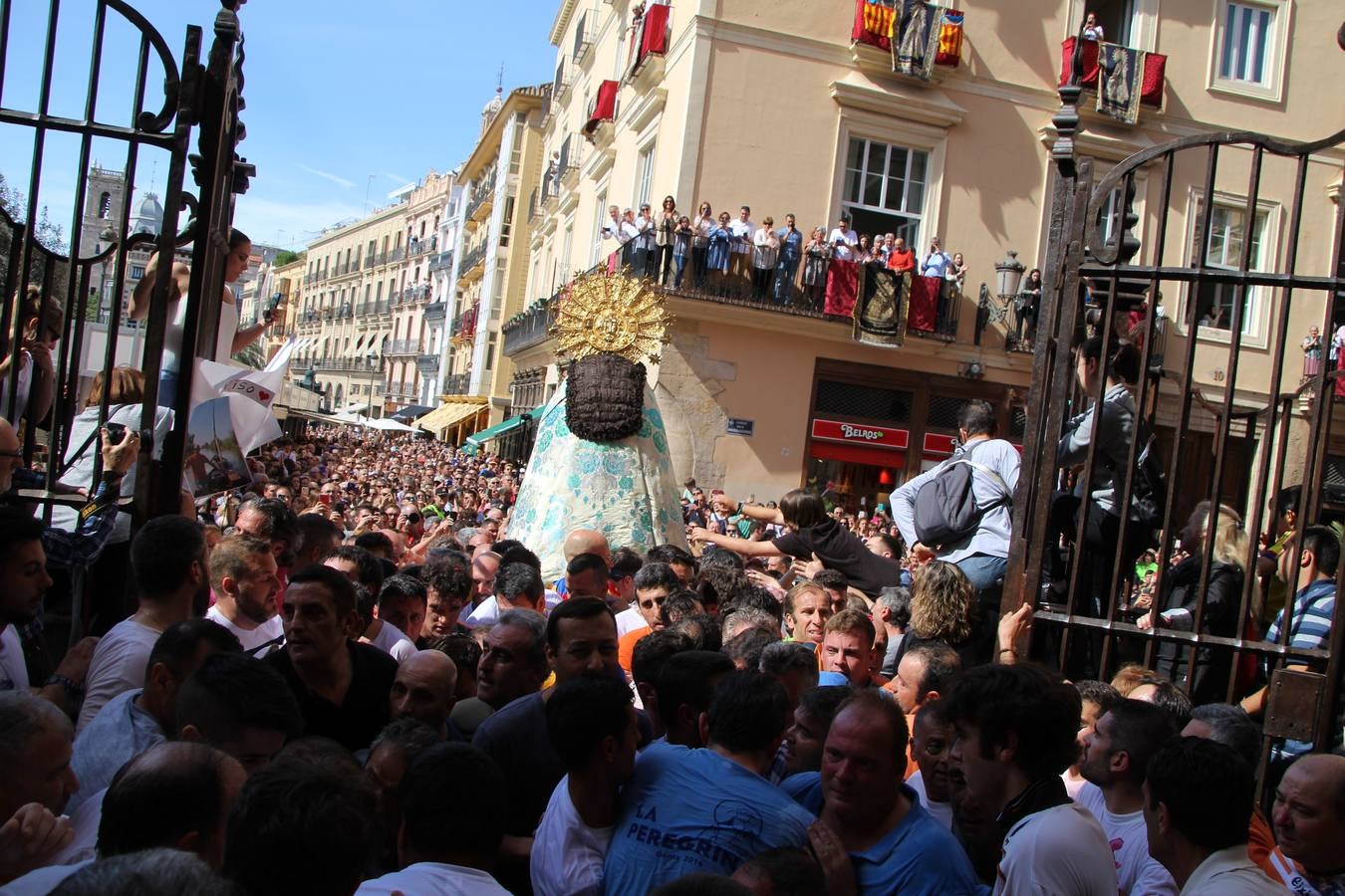 Traslado de la Mare de Déu, la Virgen de los Desamparados, en 2019. Un momento del traslado entre la basílica y la catedral de Valencia, celebrado después de la Misa de Infantes.