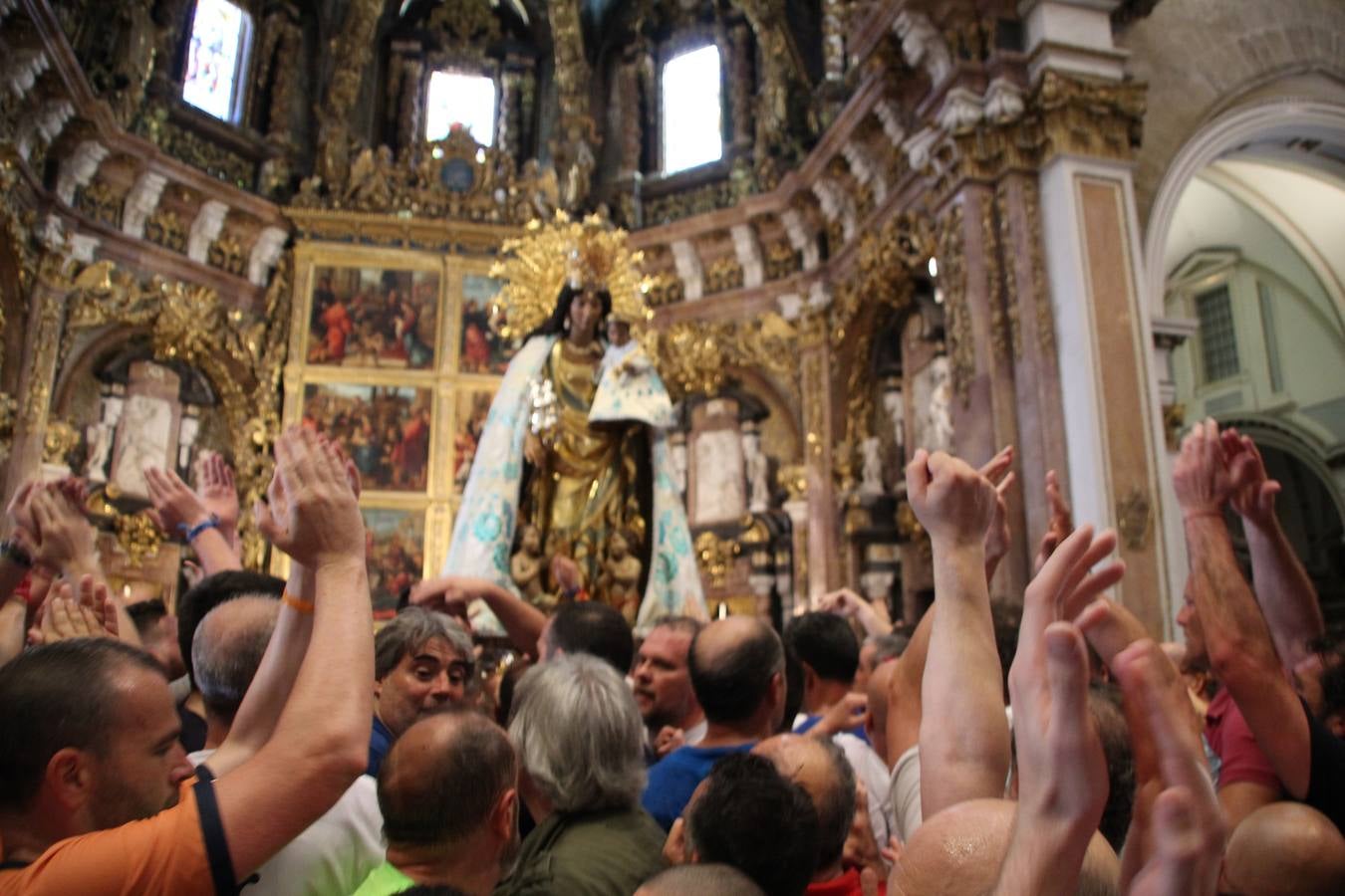 Traslado de la Mare de Déu, la Virgen de los Desamparados, en 2019. Un momento del traslado entre la basílica y la catedral de Valencia, celebrado después de la Misa de Infantes.