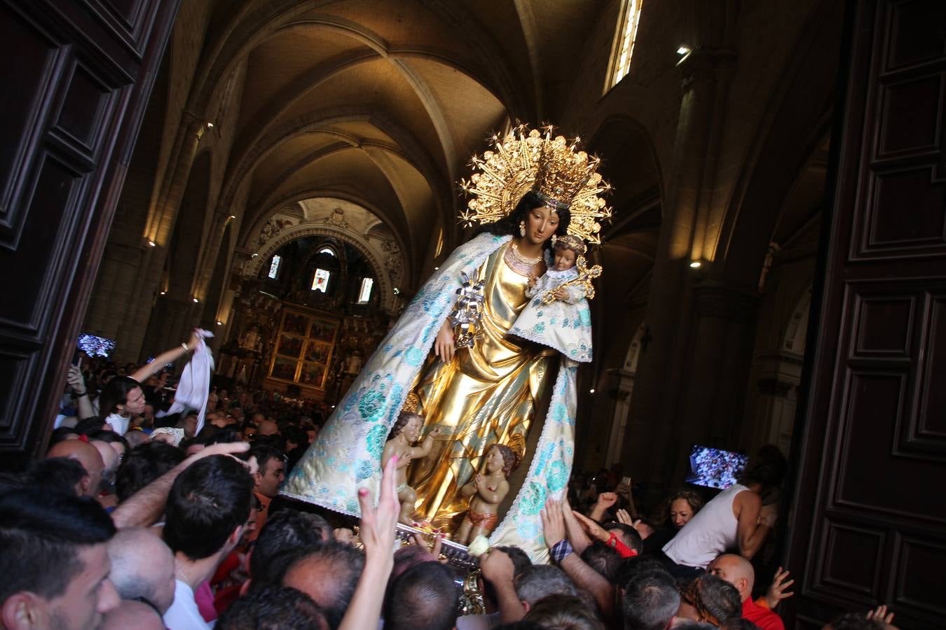 Traslado de la Mare de Déu, la Virgen de los Desamparados, en 2019. Un momento del traslado entre la basílica y la catedral de Valencia, celebrado después de la Misa de Infantes.