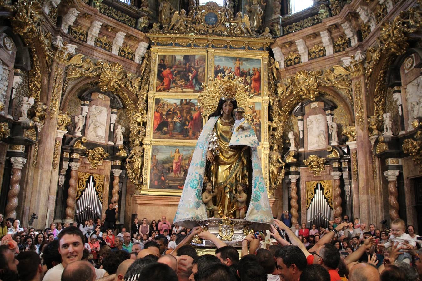 Traslado de la Mare de Déu, la Virgen de los Desamparados, en 2019. Un momento del traslado entre la basílica y la catedral de Valencia, celebrado después de la Misa de Infantes.