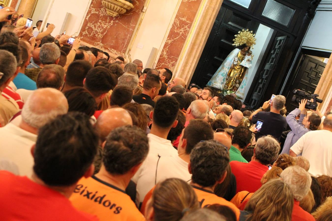 Traslado de la Mare de Déu, la Virgen de los Desamparados, en 2019. Un momento del traslado entre la basílica y la catedral de Valencia, celebrado después de la Misa de Infantes.