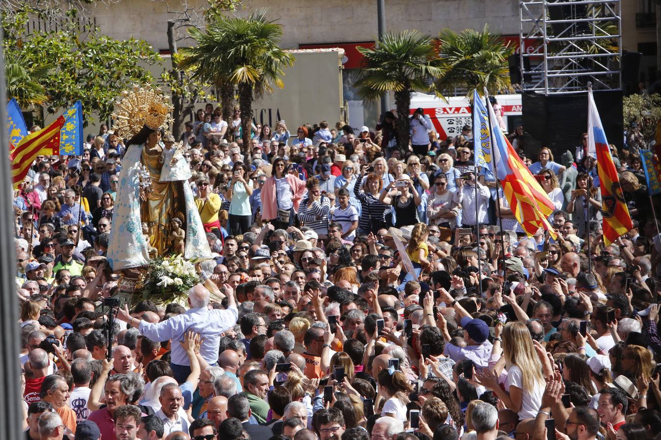 Traslado de la Mare de Déu, la Virgen de los Desamparados, en 2019. Un momento del traslado entre la basílica y la catedral de Valencia, celebrado después de la Misa de Infantes.