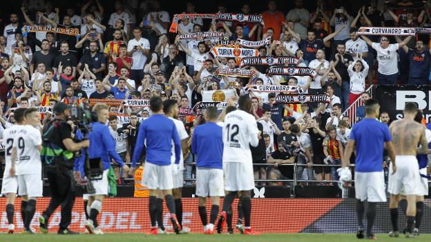 Miembros de la Curva Nord aplauden a los futbolistas al término del partido. 