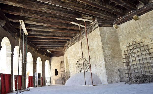 La Catedral de Valencia alerta del riesgo de derrumbe de una fachada por el retraso de Cultura