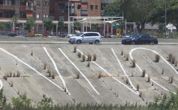 Una gran pintada en el nuevo cauce del río Turia. 