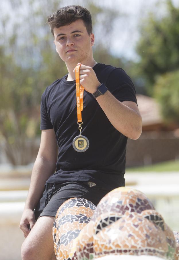 Juan Martínez, con la medalla del Europeo. 