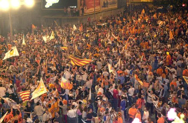 Aficionados en Mestalla, tras ganar la UEFA en 2004. 