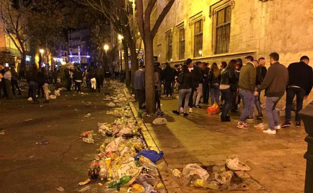 Restos de botellón frente a la Lonja.