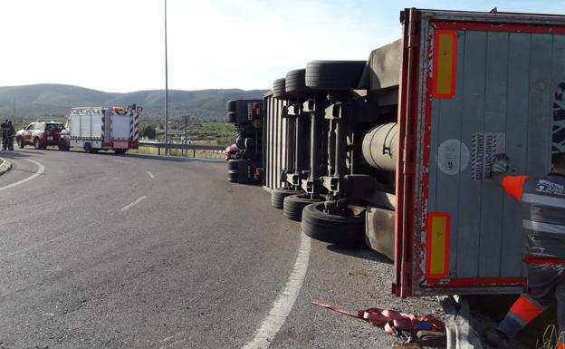 El camió accidentado en Alcalà de Xivert.