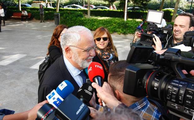 Cotino atiende a los medios en la Ciudad de la Justicia de Valencia, ayer. 