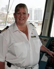 Imagen secundaria 2 - 1. Inger Olsen comanda un crucero de la británica Cunard.2. Serena Melani trabajó antes en buques petroleros. 3. La británica Sarah Breton comenzó su carrera con 16 años.