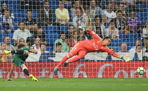 Keylor Navas trata de detener un remate en un partido ante el Betis.