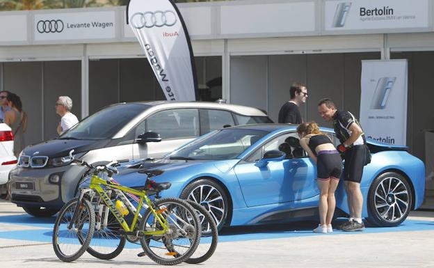 Coches eléctricos, en la feria ECOMOV de Valencia. 