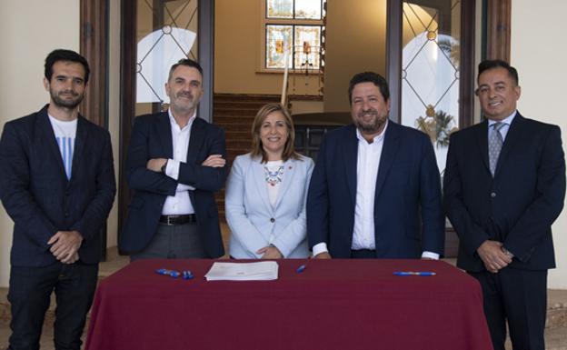 La firma del convenio entre las entidades públicas y privadas que impulsan FIB Pro Startups.